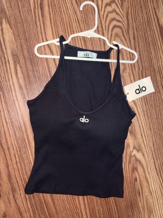 ALO Yoga Tops - NWT Women’s ALO Yoga Black Ribbed Scoop Tank with Center Logo. Built in Bra